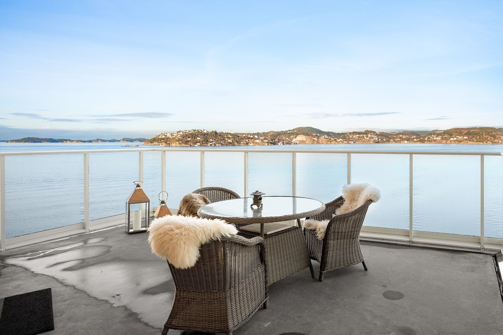 Her får du tre balkonger med fantastisk panoramautsikt du ikke går lei av. Nærmere sjøen kommer du ikke! Galleribilde