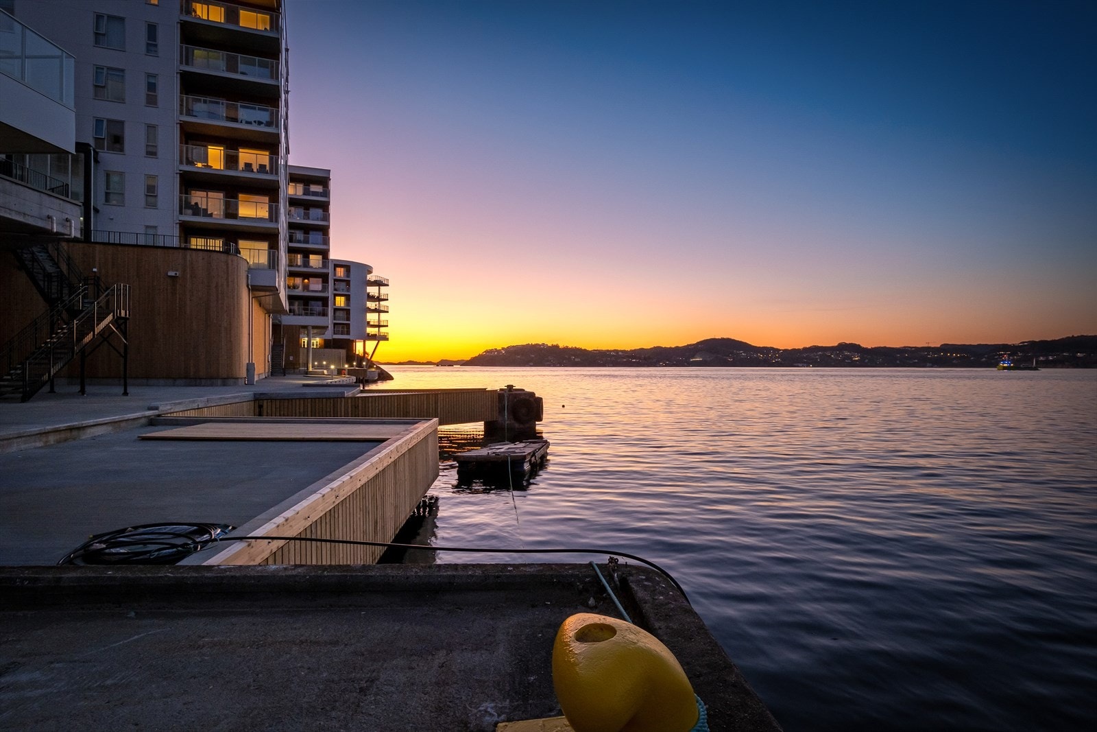 Flott promenade foran blokkene. Galleribilde