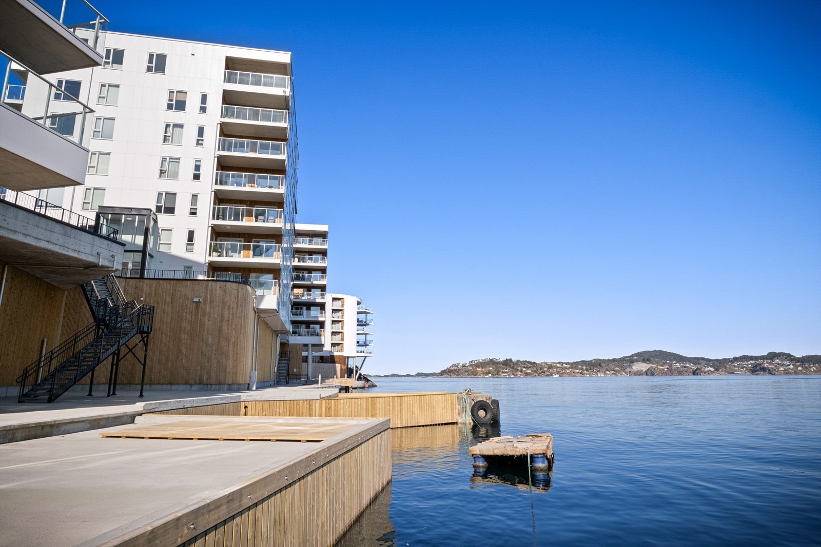 Fra leiligheten er det ca. 7 minutter med bil til Vestkanten Storsenter og ca. 10-12 minutter til Bergen sentrum. Galleribilde