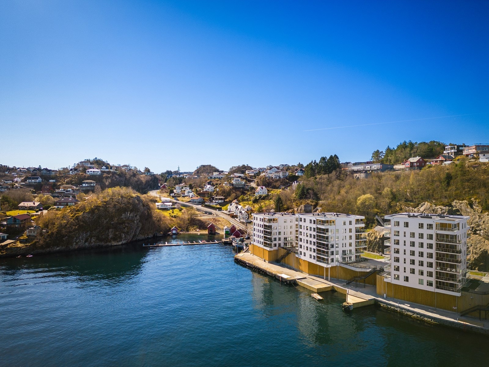 Innkjørsel til garasjeanlegget finner du ved første blokken. Her kjører du inn til din private garasjeplass med elbillader. Galleribilde