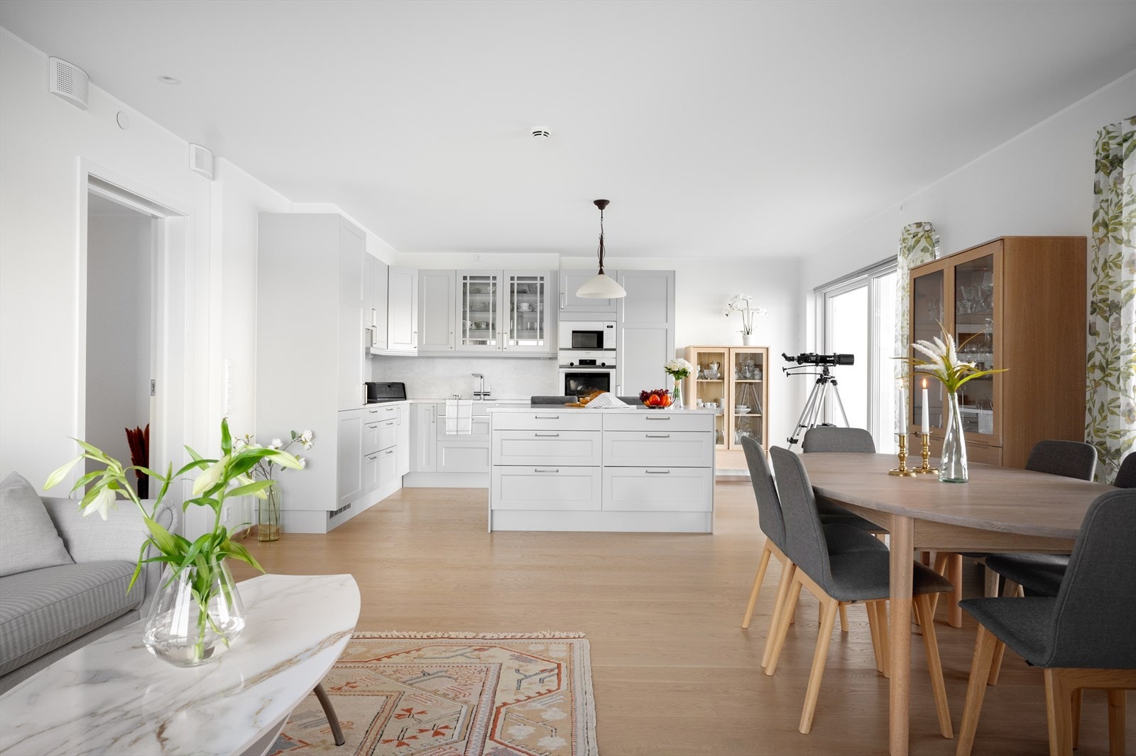 Kjøkkenet er levert av Norema og er påkostet utover utbyggers standard, med blant annet kjøkkenøy og eget fryseskap. Galleribilde