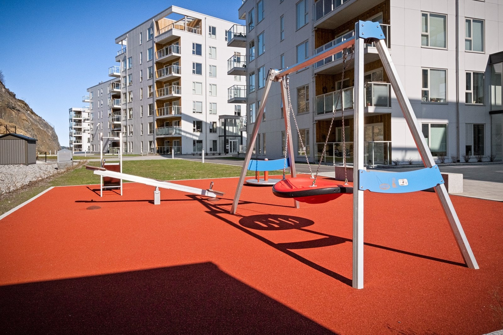 Borettslaget har store, opparbeidede fellesarealer med blant annet lekeplass, grøntområder, benker mm. Her er det bilfritt og trygt for barn. Galleribilde