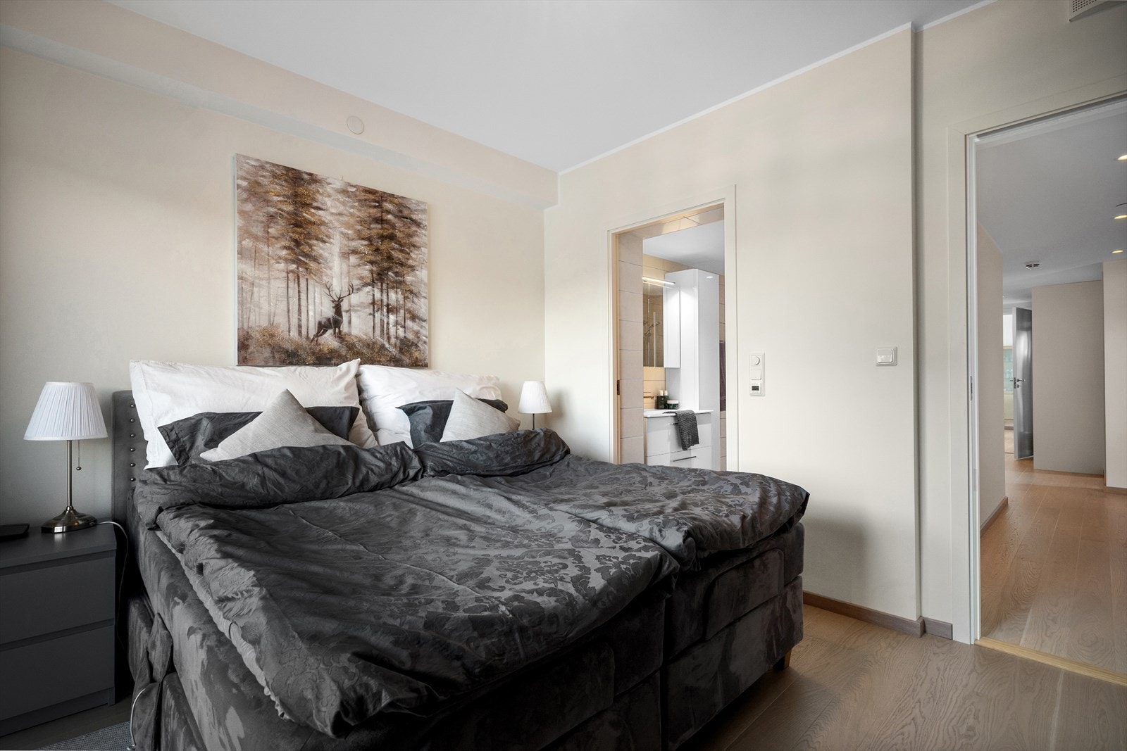 Hovedsoverommet måler 10,3 m². Her har det også blitt etablert dør inn til garderoberom på 3,2 m². Galleribilde