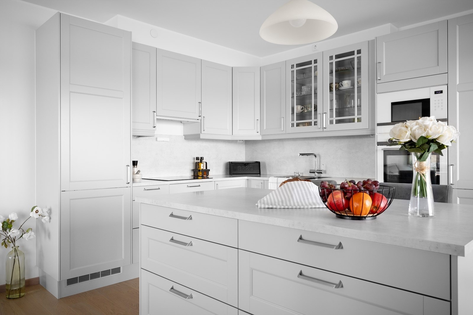 Lekre, tidløse fronter i lys grå og laminert benkeplate i marmormønster. Galleribilde