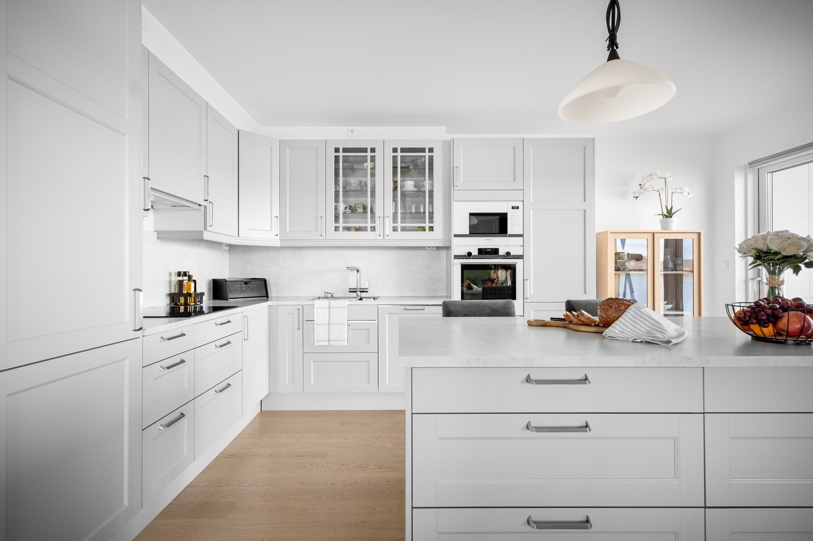 Høyskapet til venstre er kun kjøleskap, mens det til høyre er fryseskap. Løsningen gjør at kjøkkenet rommer mye mer enn standardkjøkkenet i prosjektet. Galleribilde