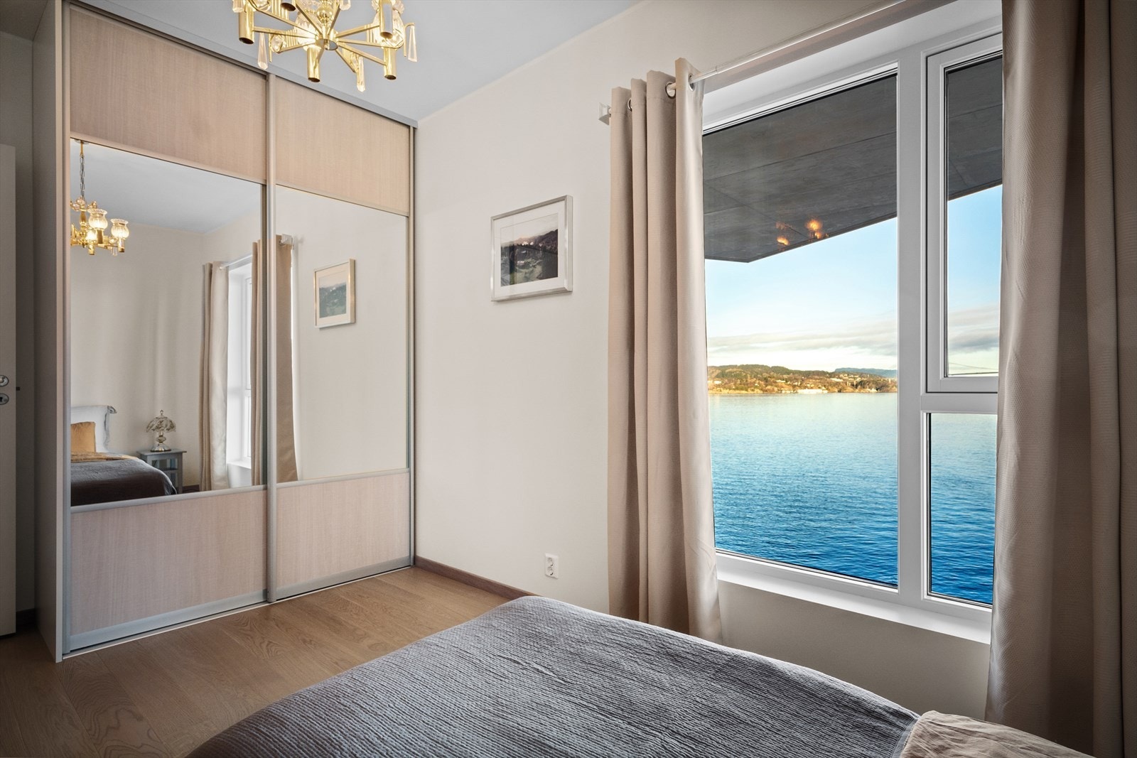 Den herlige utsikten kan nytes fra hele leiligheten. Galleribilde