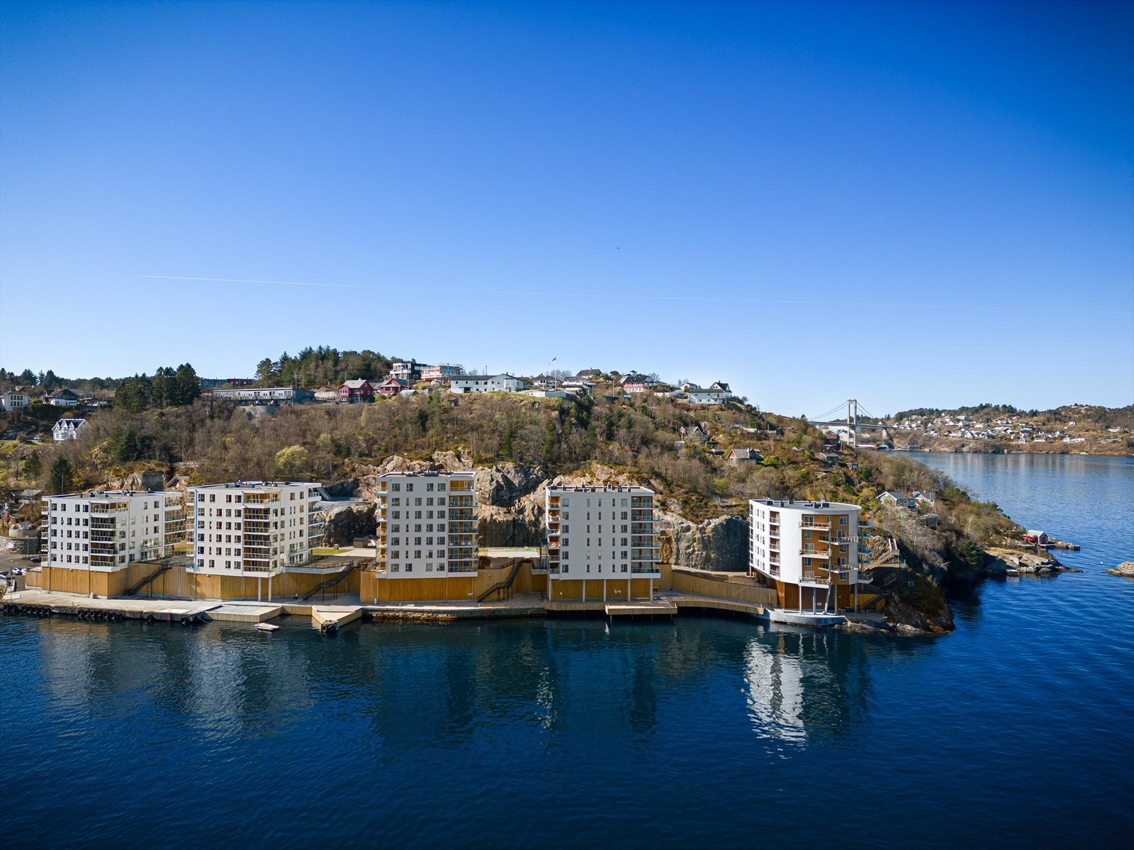 Leiligheten ligger i nest øverste etasje i bygget lengst til høyre og ble i sin tid solgt som den nest dyreste leiligheten i hele prosjektet. Galleribilde