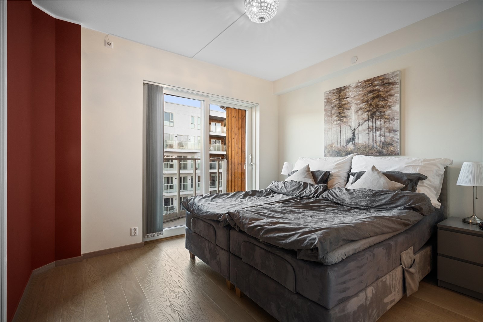 Leiligheten har tre store soverom. På hovedsoverommet har du også en luftebalkong. Galleribilde