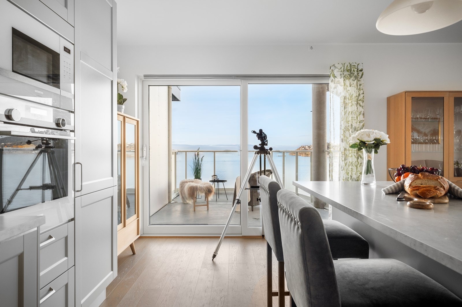 Fra stue/kjøkken er tilkomst til to av balkongene. Galleribilde