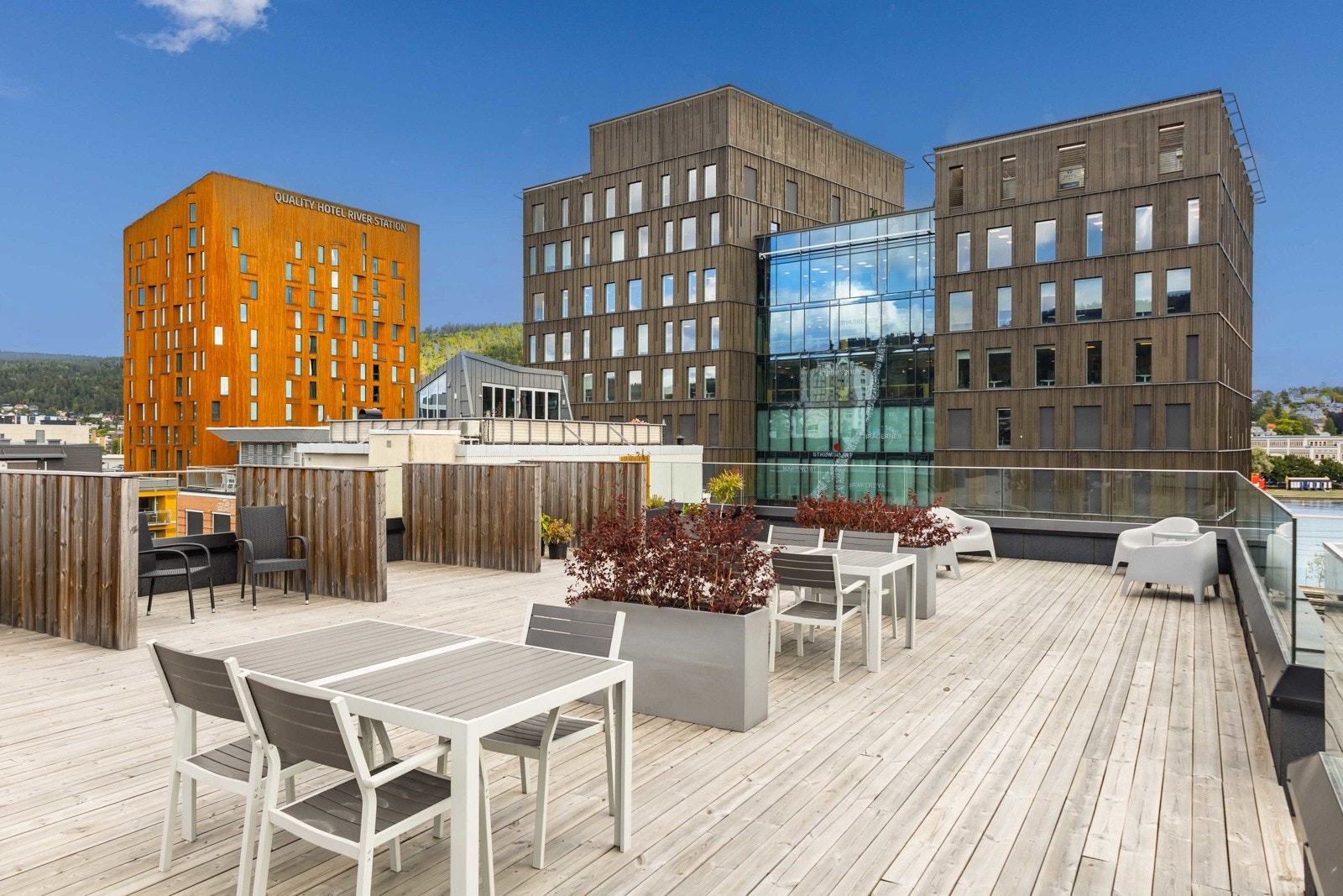Felles takterrasse med god plass til både soling, grilling og sosiale sammenkomster. Byens puls rett utenfor, roen på toppen. Galleribilde