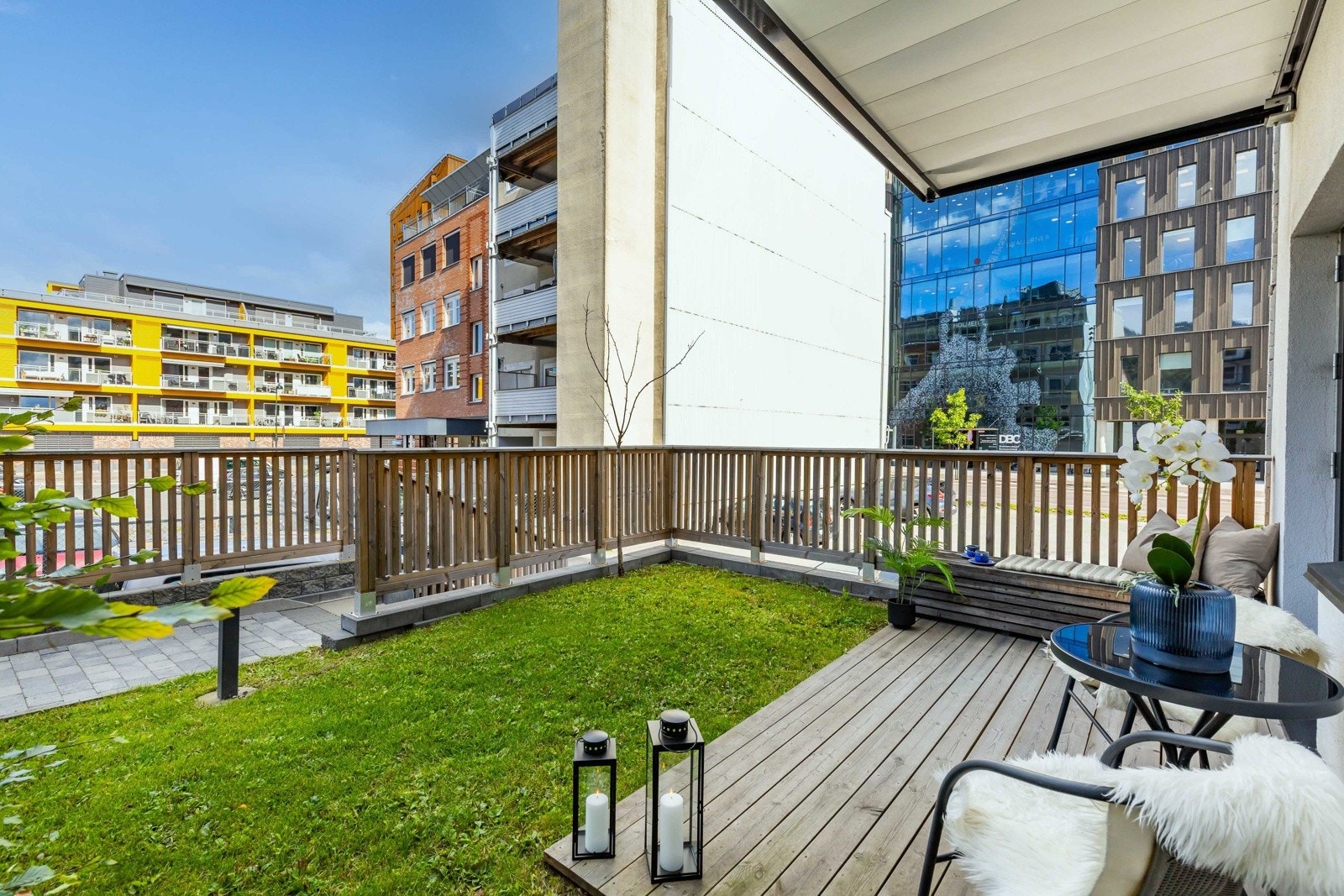 Eget uteområde med plass til både møbler, småselskaper og late sommerdager på gresset. Galleribilde