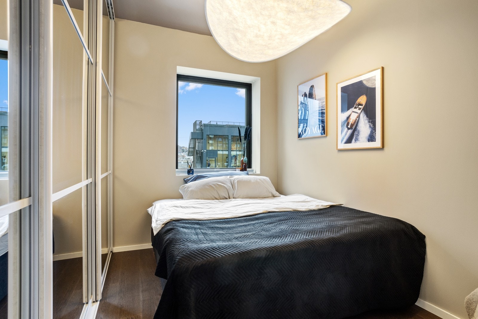 Soverom med speilgarderobe. Takhøyde på hele 2,80 meter Galleribilde