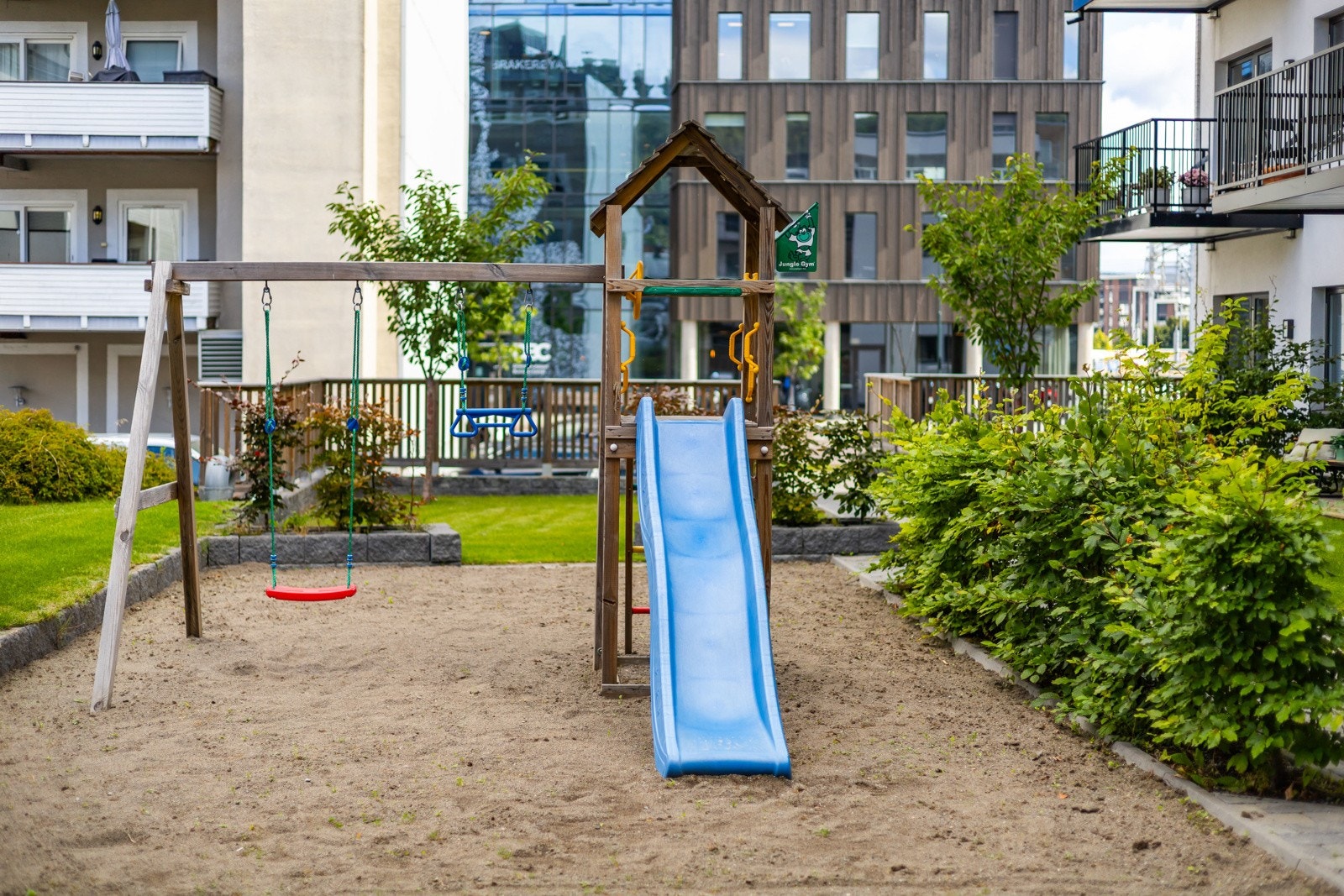 Her kan barn og barnebarn boltre seg på husker og sklie, mens du nyter nærheten til hjemmet. Galleribilde