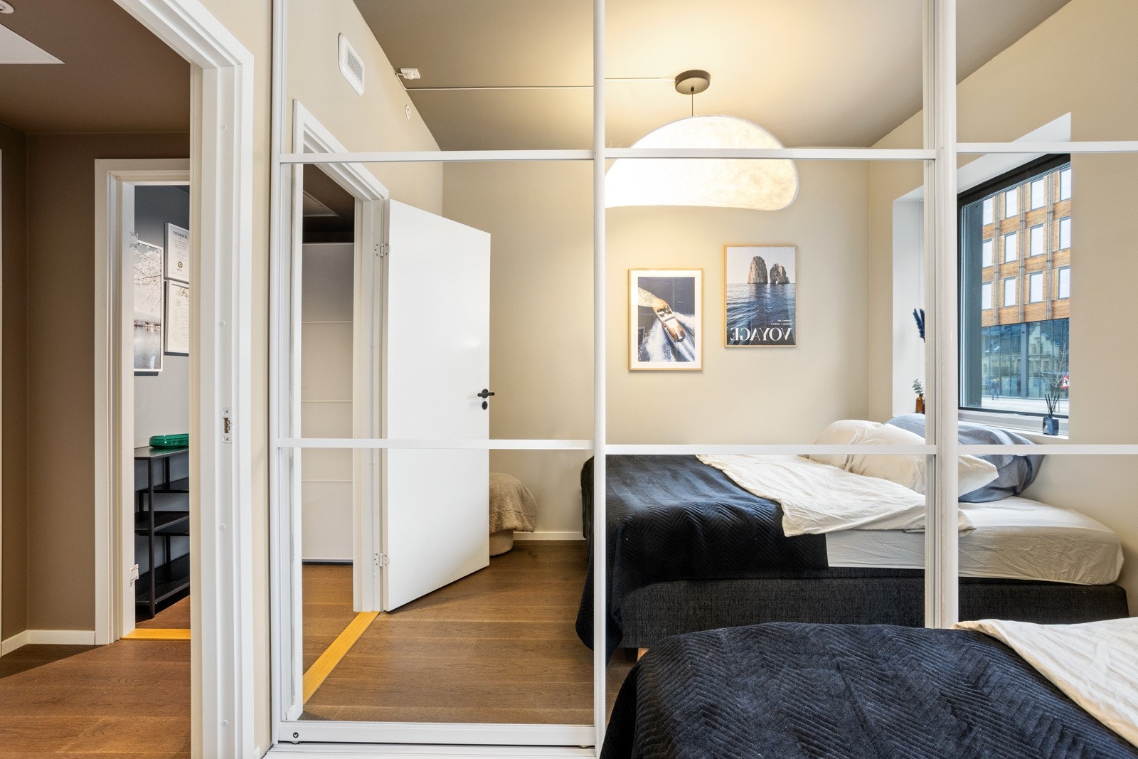 Lyst soverom med stor garderobe og vindu som gir flott lysinnslipp. Et lunt og funksjonelt soverom. Galleribilde