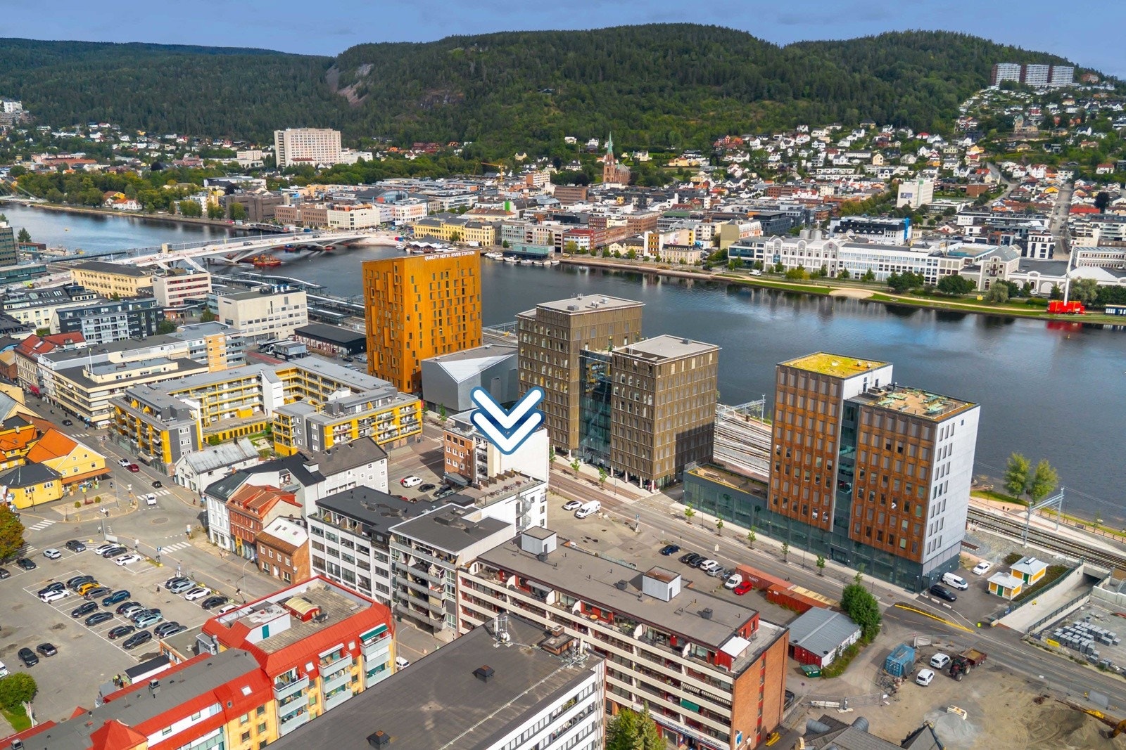 Leiligheten til høyre i bildet. Markert med to hvite piler. Galleribilde