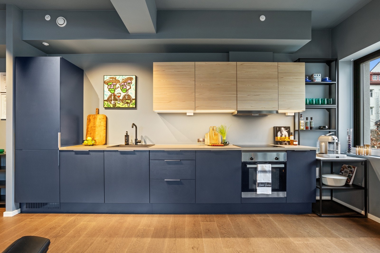 Godt utstyrt kjøkkeninnredning med mye skuffer-, skap og benkeplass. Galleribilde