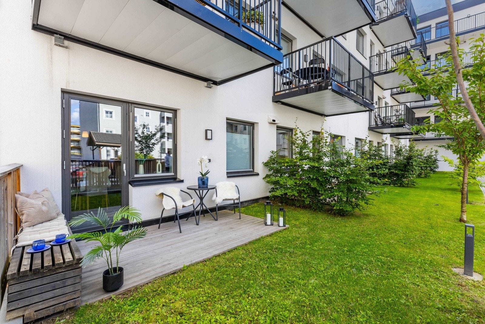 Markterrasse med sjarm og grønt preg. Et ekstra oppholdsrom ute hvor sesongen kan nytes til fulle. Galleribilde