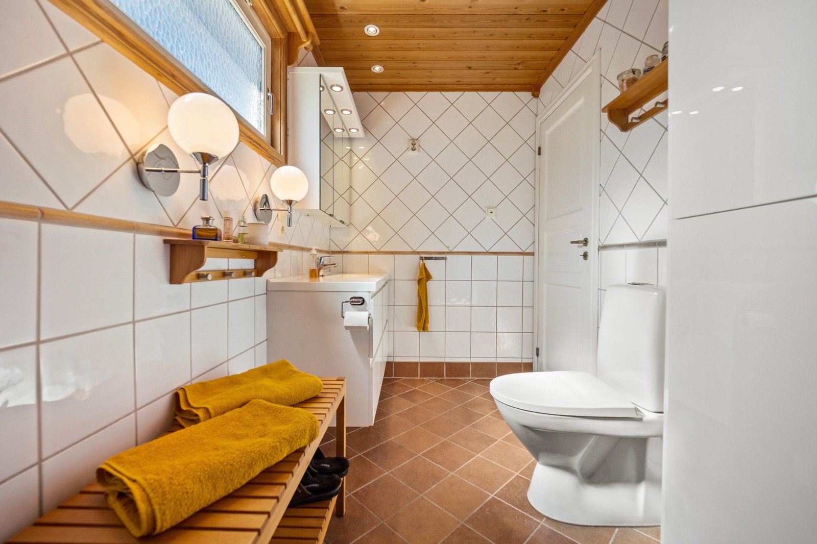 Boligen har totalt 2 bad. Dette badet ligger i 1.etasje. Galleribilde