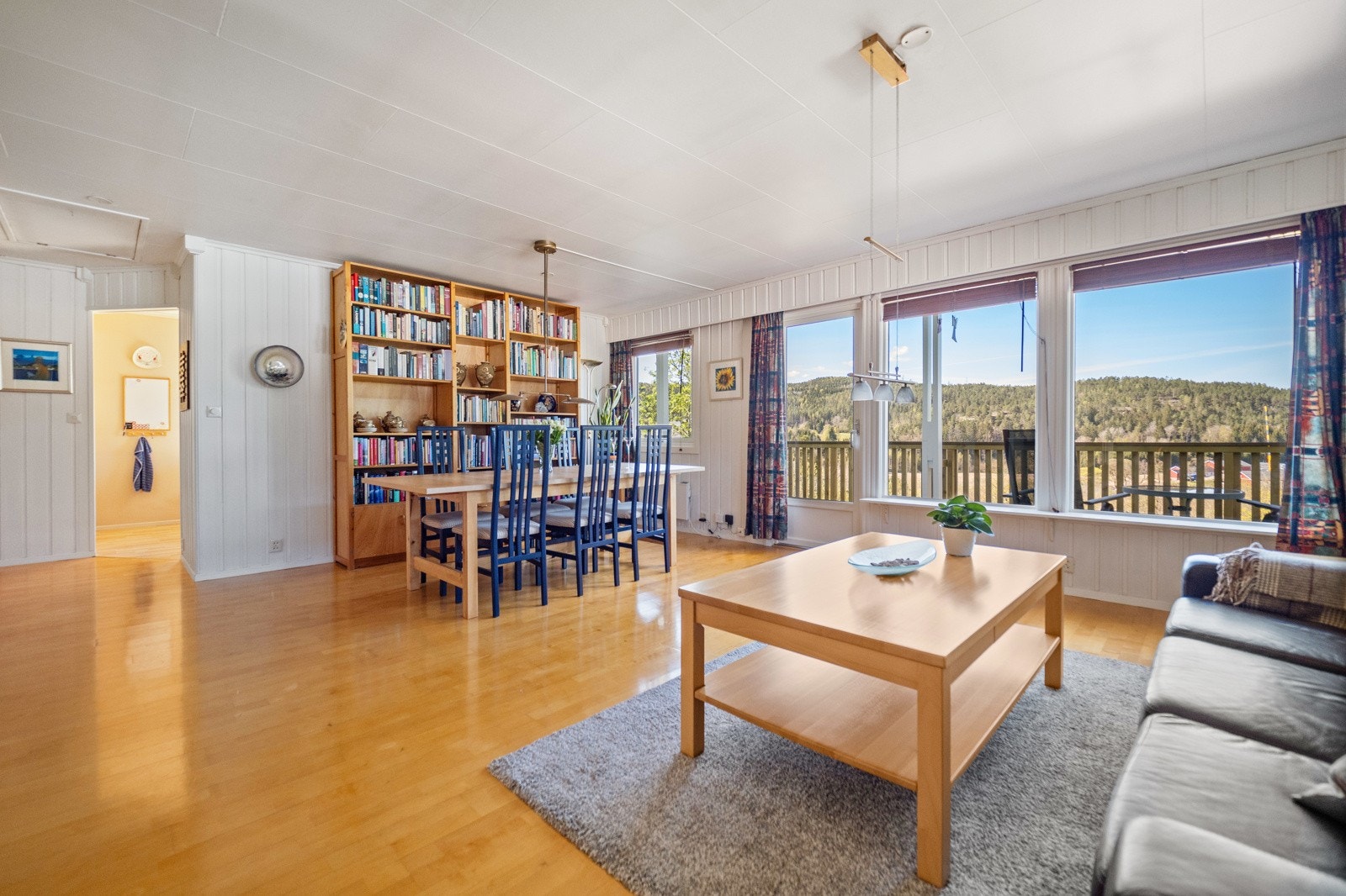 Stuen får rikelig med innslipp av naturlig lys fra de store vindusoverflatene. Galleribilde