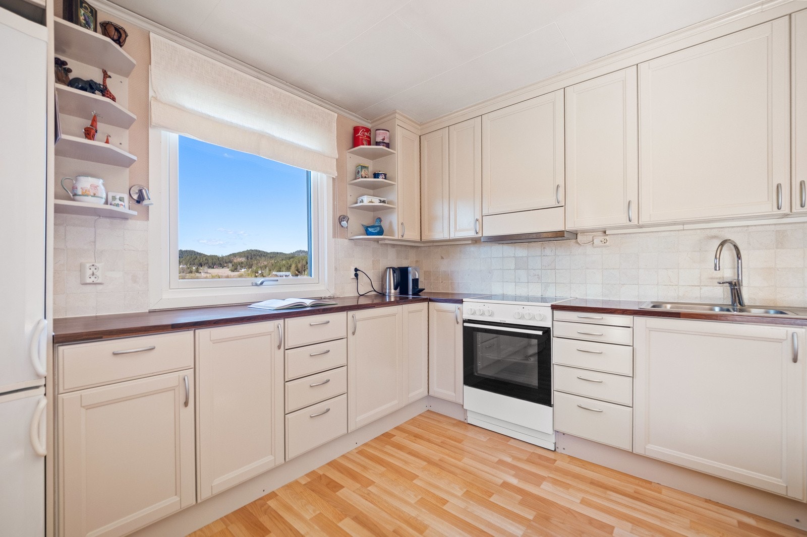 Kjøkkenet har godt med skap- og benkeplass. Galleribilde