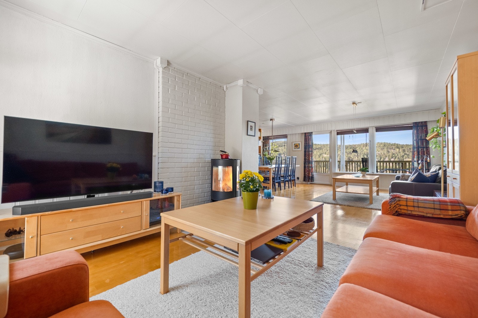 Boligen er innholdsrik og strekker seg over 2 plan. Galleribilde