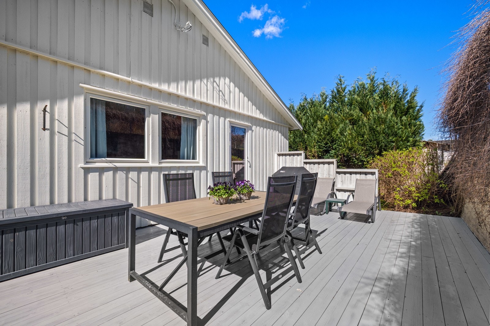 Koselig opparbeidet uteområde med gode solforhold med videre adkomst til hagen. Galleribilde