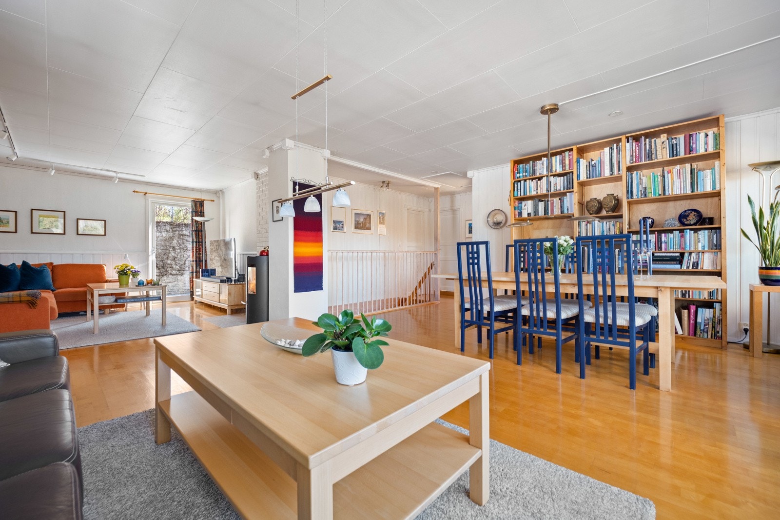 God plass til spisestue både i stuen og på kjøkkenet. Galleribilde