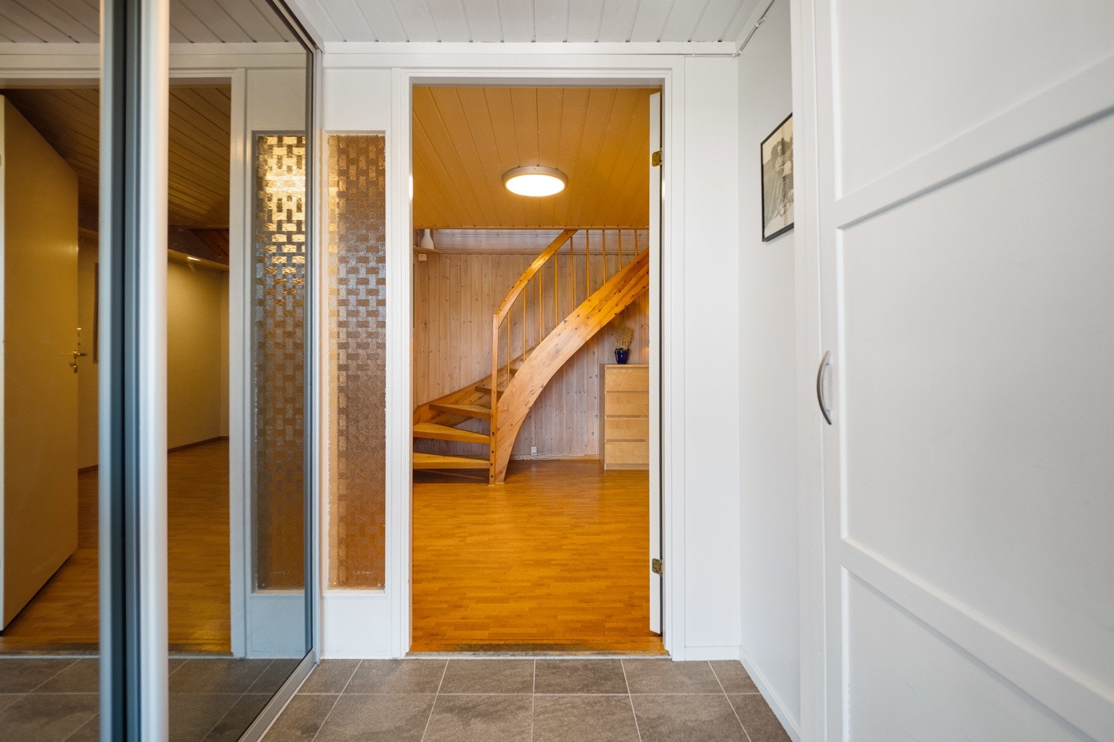 Entré/gang med plass til oppbevaring av yttertøy og sko i garderobeskap. Galleribilde