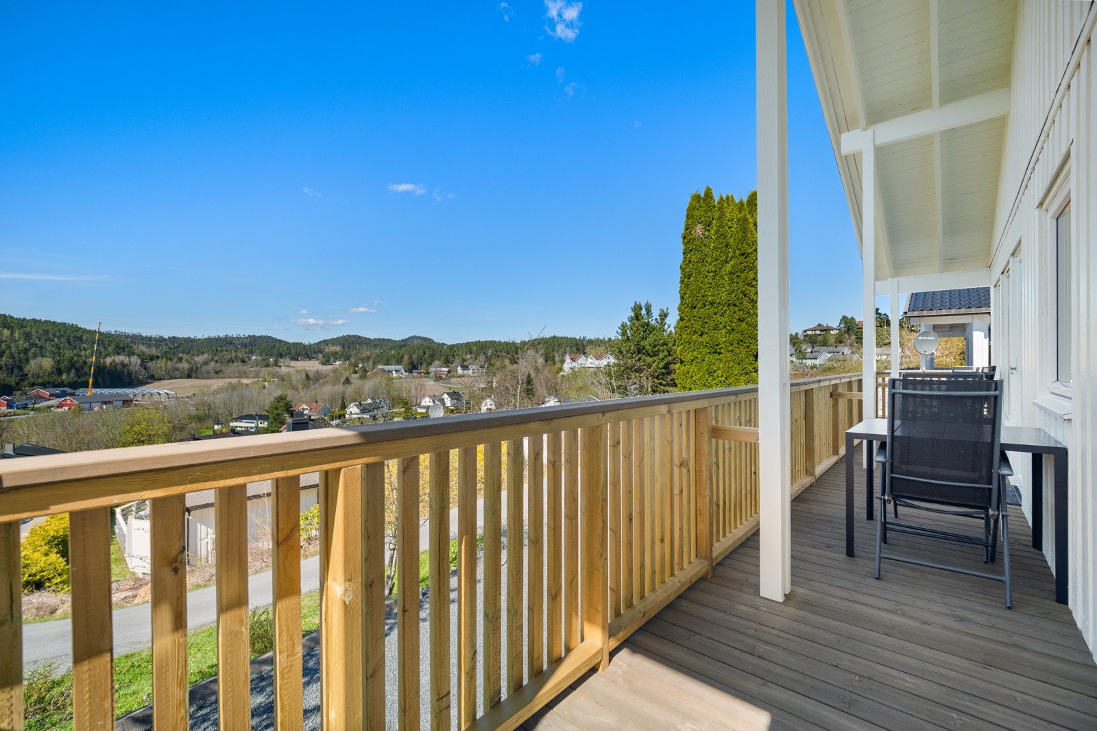 I tillegg til terrasse på 33 kvm har boligen veranda på 13 kvm, begge med utgang fra stuen. Galleribilde