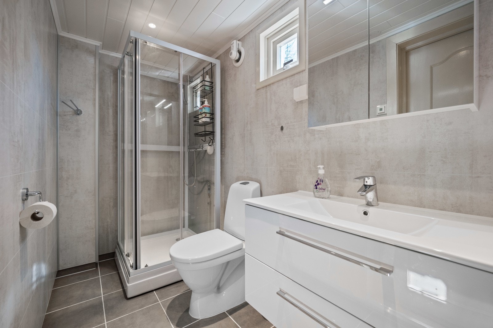 Delikat flislagt bad i underetasjen fra 2019 med varme i gulvet. Galleribilde