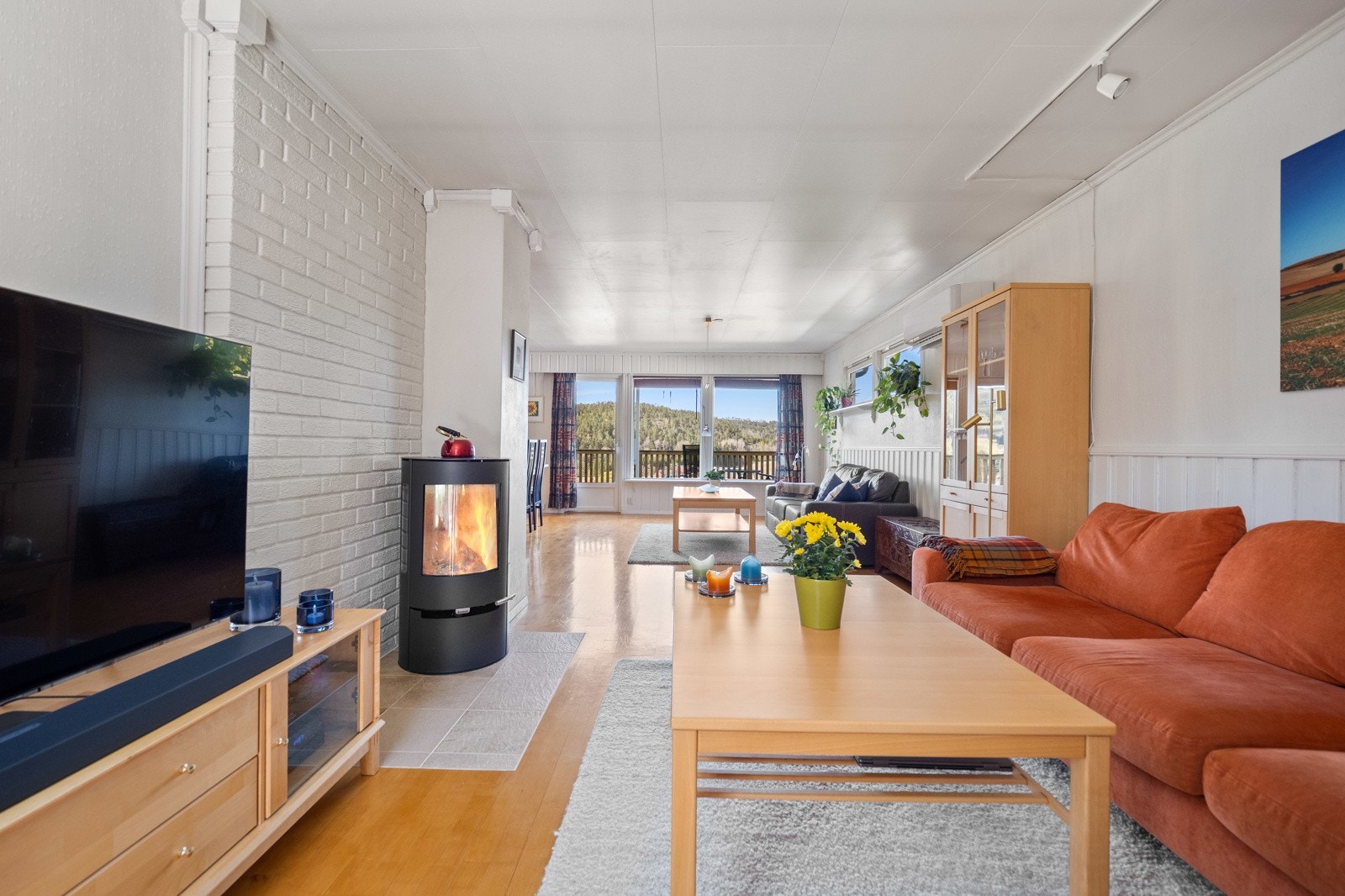 Stuen er inndelt i flere ulike soner, og har gode møbleringsmuligheter. Galleribilde