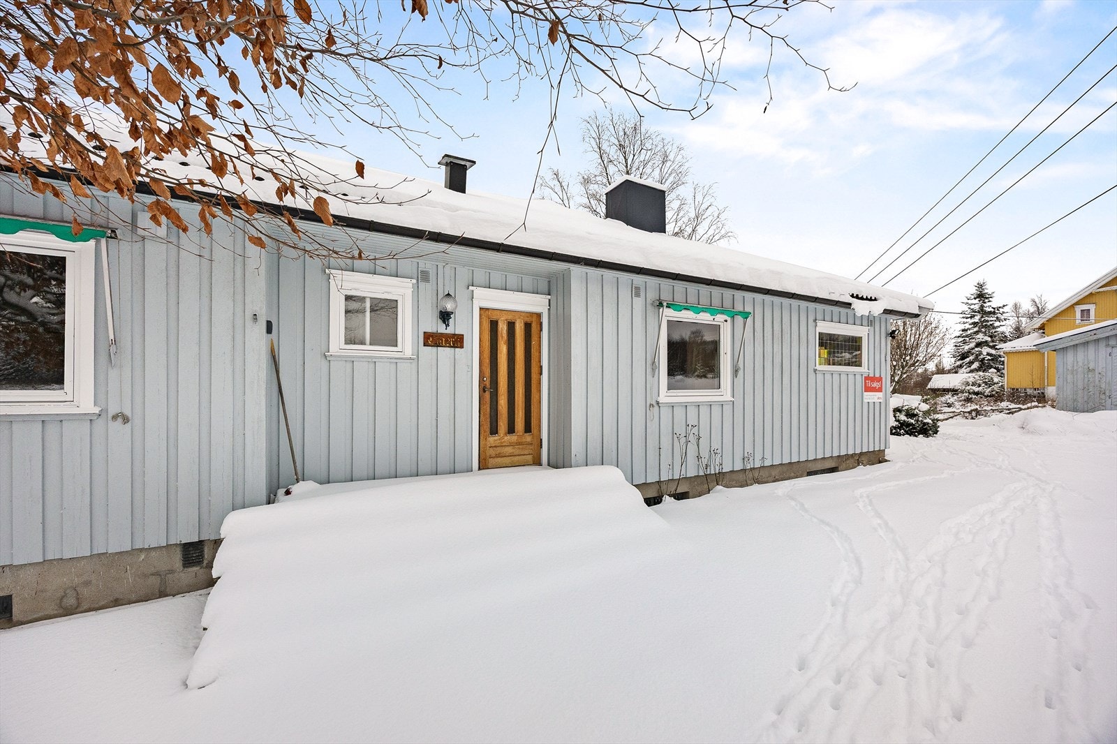 Inngangspartiet ligger på vestsiden og har adkomst via skiferdekket trapp. Galleribilde