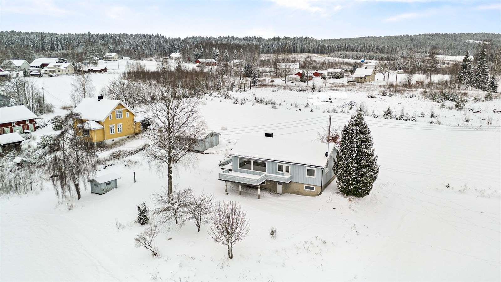 En eldre enebolig over to plan - med alle essensielle rom i hovedetasjen. Galleribilde