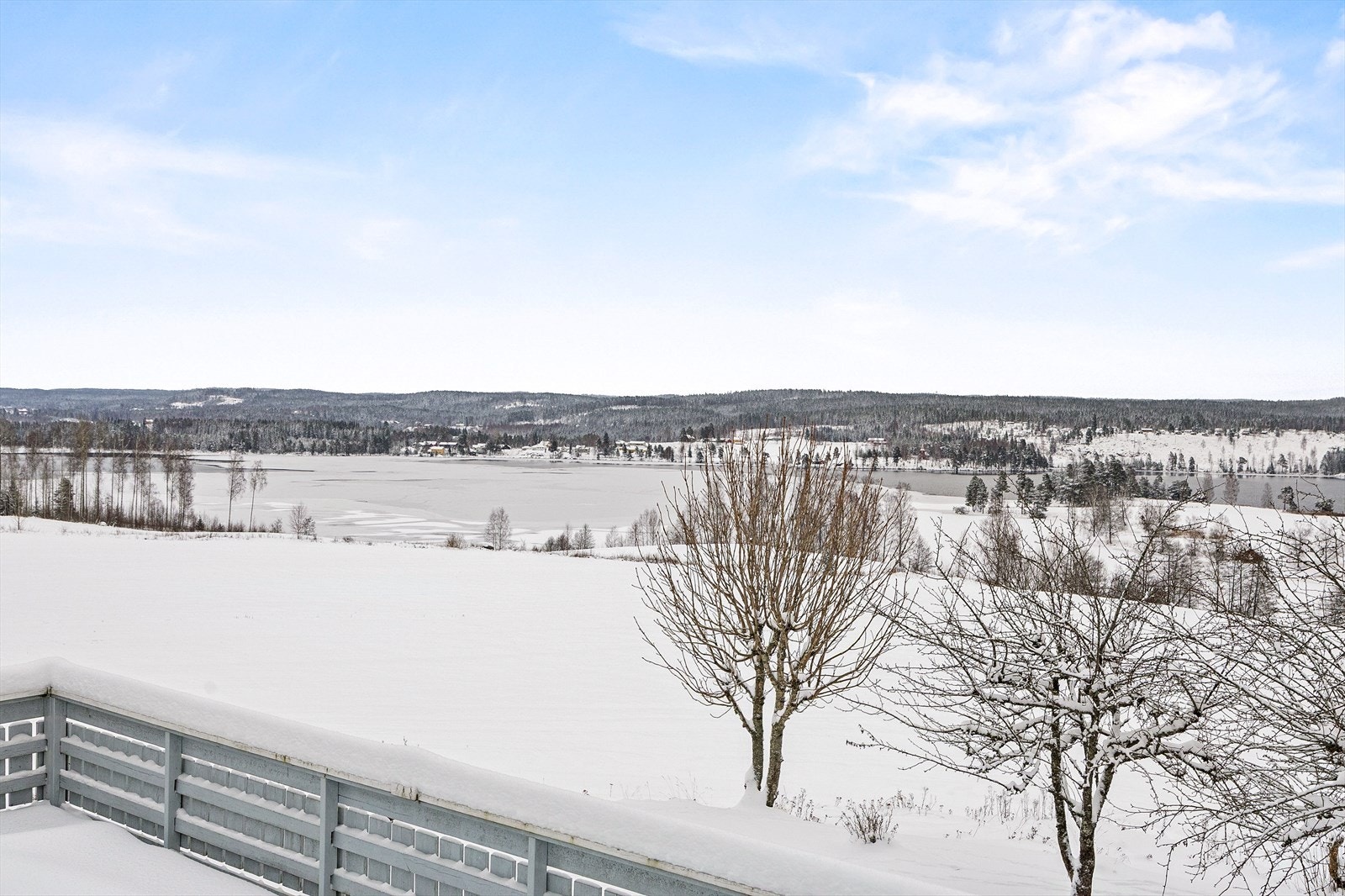 Boligen ligger innerst i en blindvei og i naturskjønne omgivelser med utsikt over vakre Rømsjøen. Galleribilde