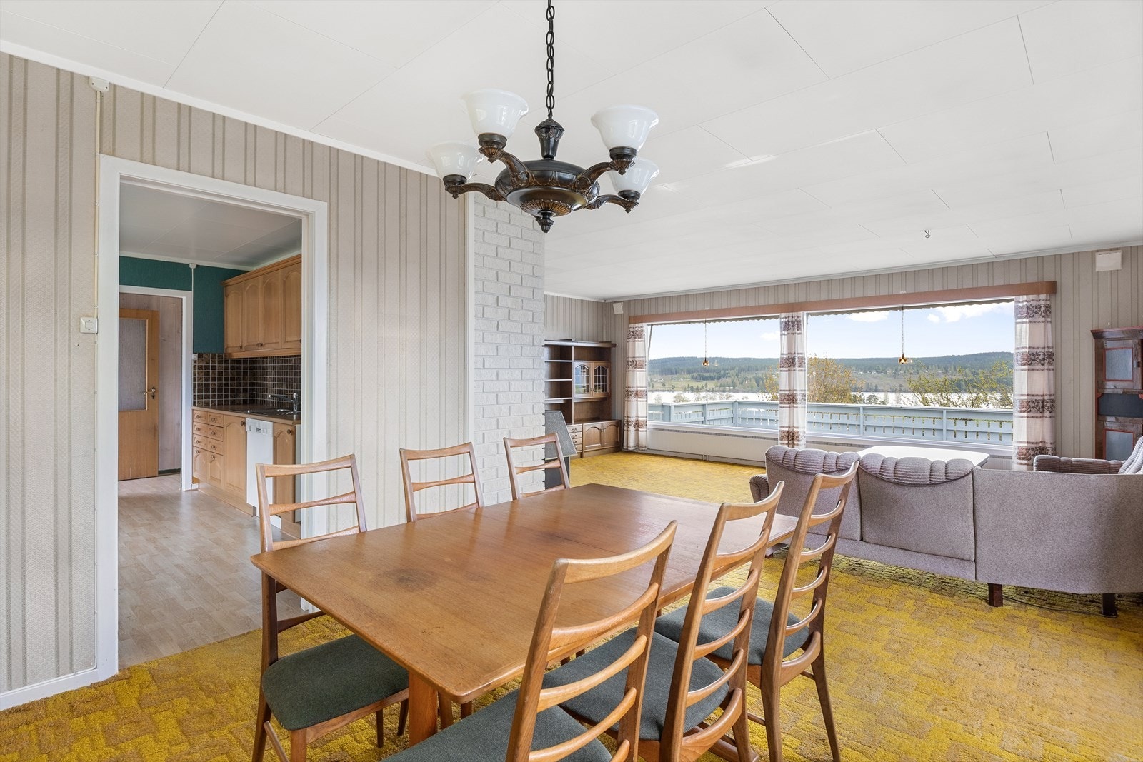 Stuen er romslig og vinkelformet. Galleribilde