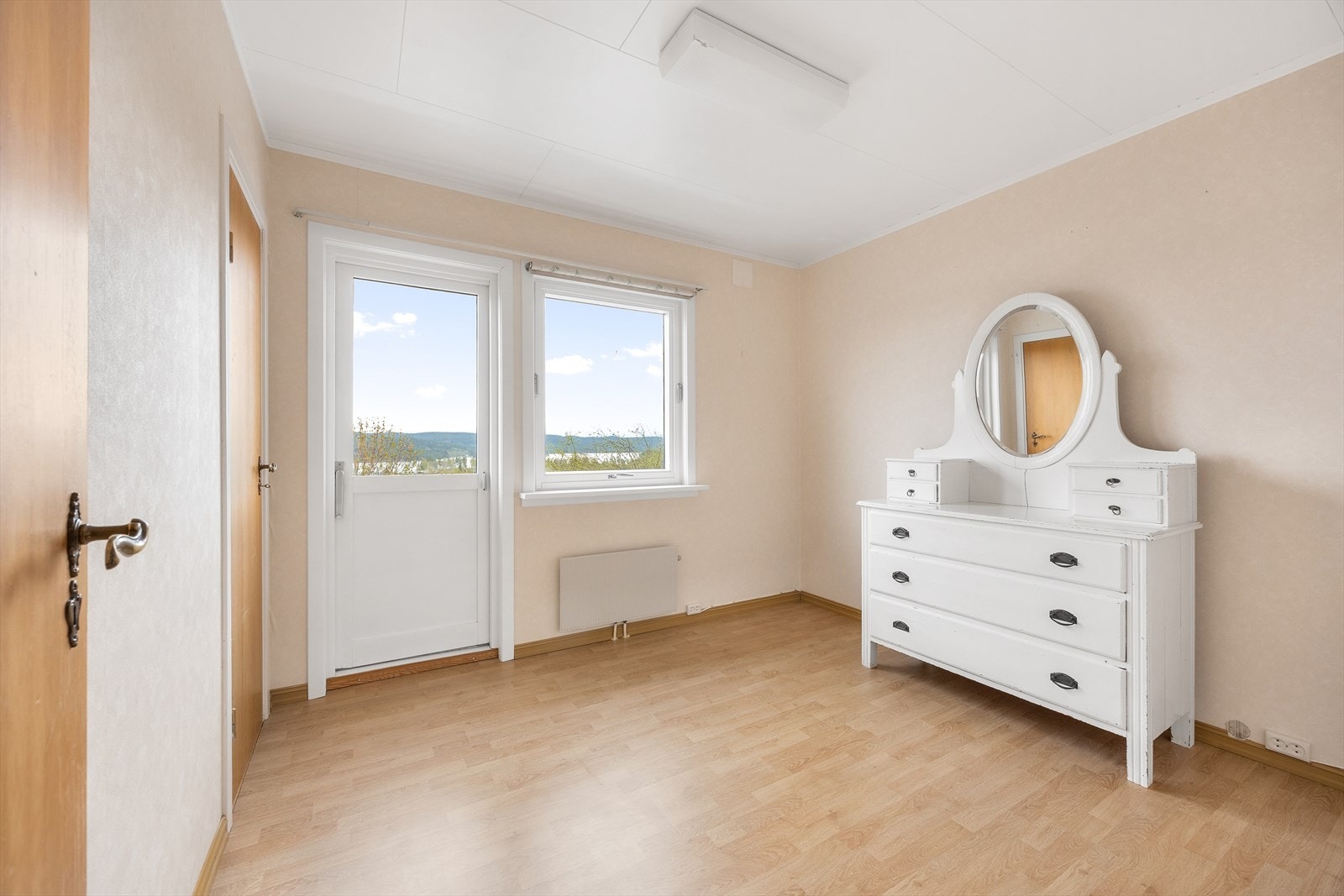 Det ene soverommet har teppe på gulvet, mens de to andre har laminat. Galleribilde