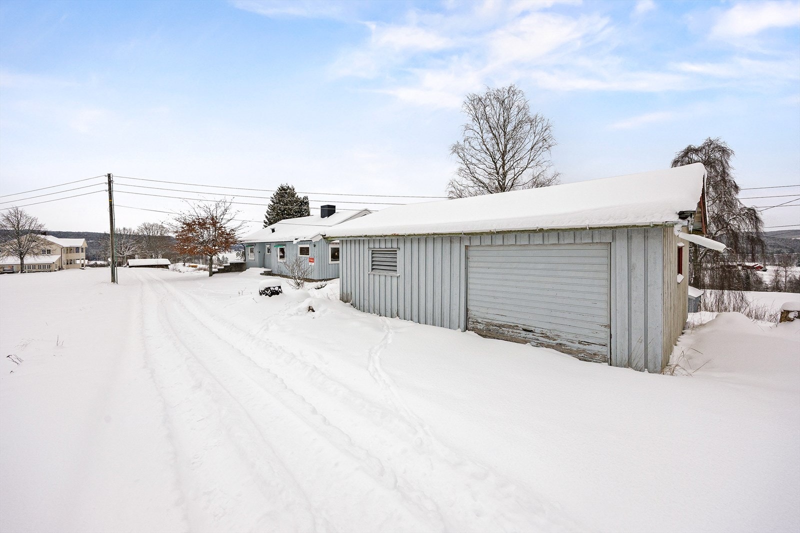 Tomten har også en eldre garasje med bod. Galleribilde
