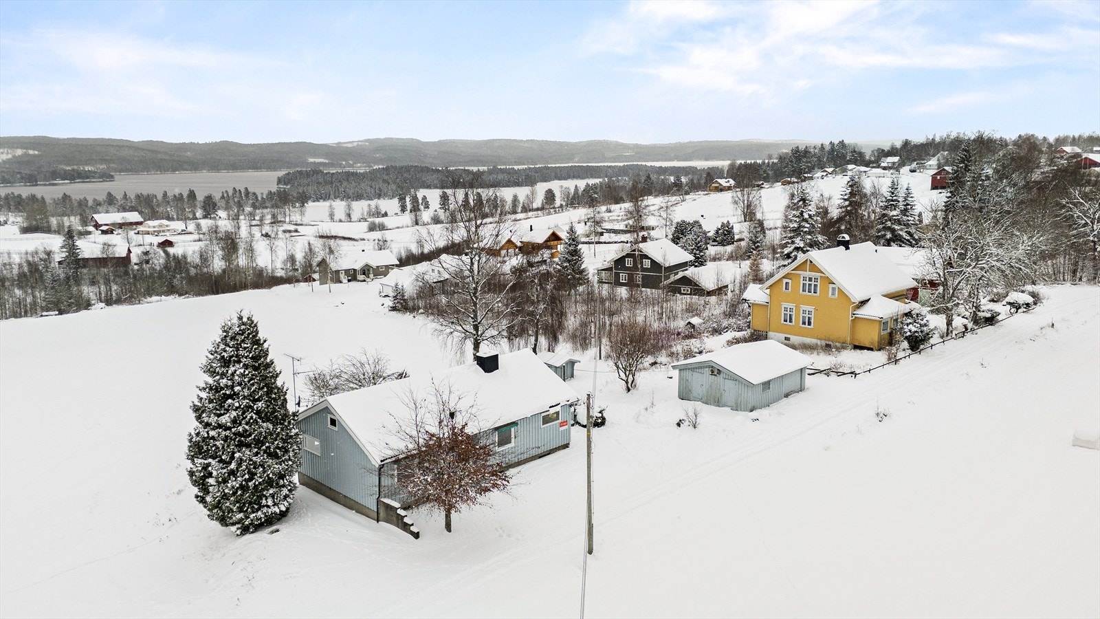 Eneboligen ligger fredelig og landlig til på vestsiden av Rømsjøen. Galleribilde