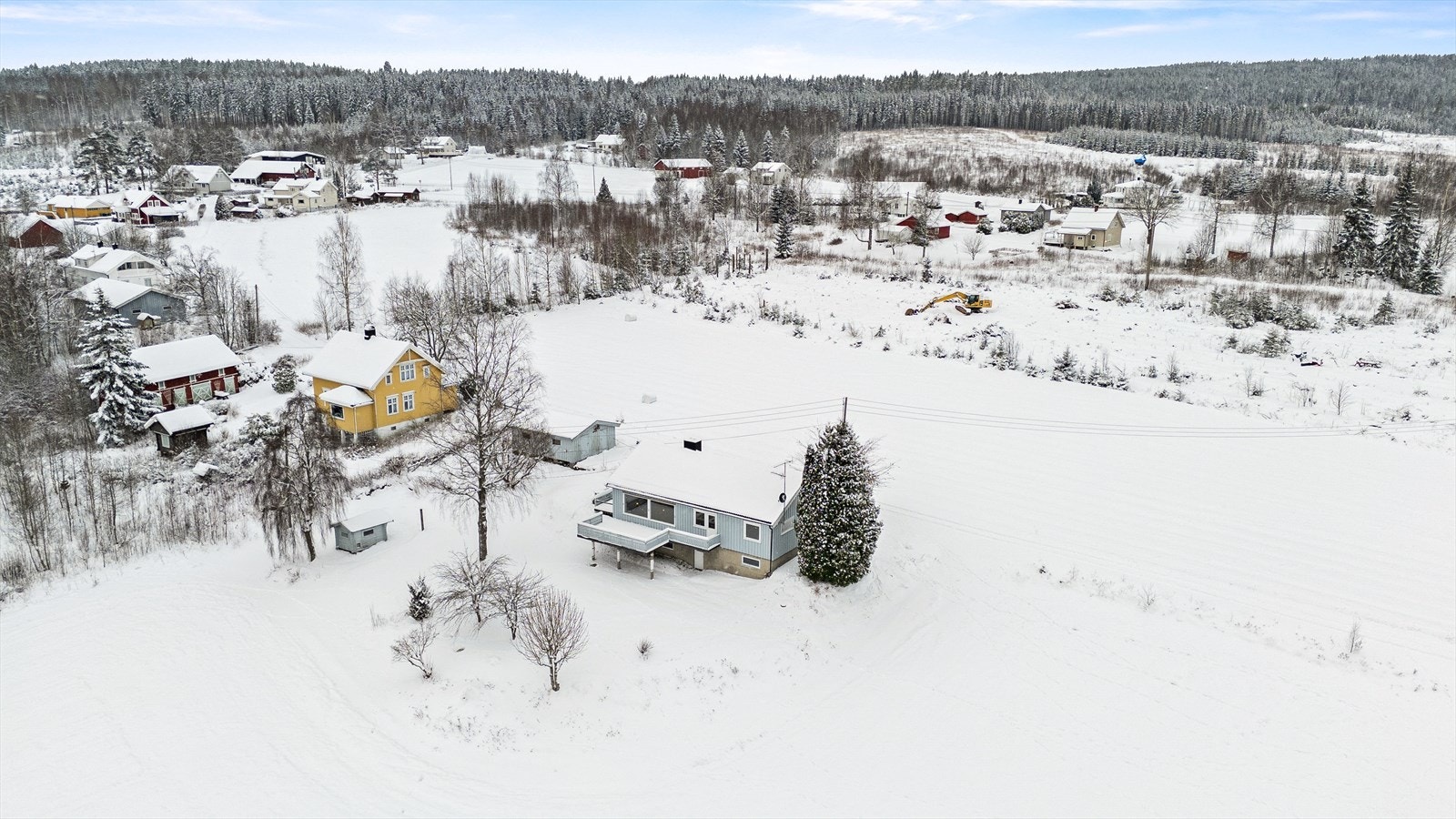 Tomten er på drøye 1,3 mål og ligger lett skrånende mot øst - opparbeidet med plenarealer, gruset innkjørsel, trær og prydbusker. Galleribilde