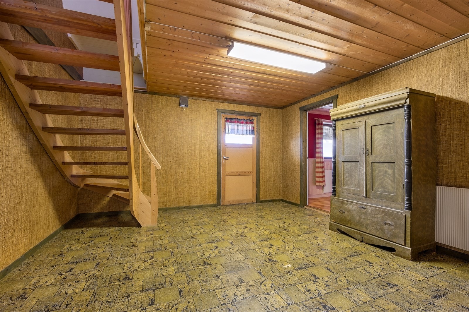 Kjelleretasjen inneholder gang m/trapp, kjellerstue, fyrrom og 3 boder. Galleribilde