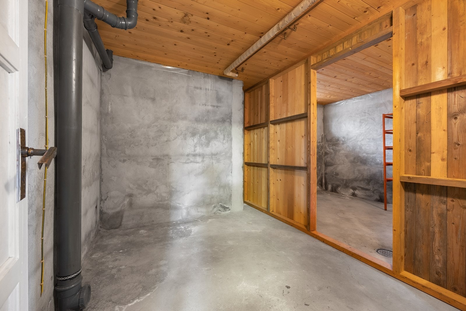 God lagringsplass i kjelleren. Galleribilde