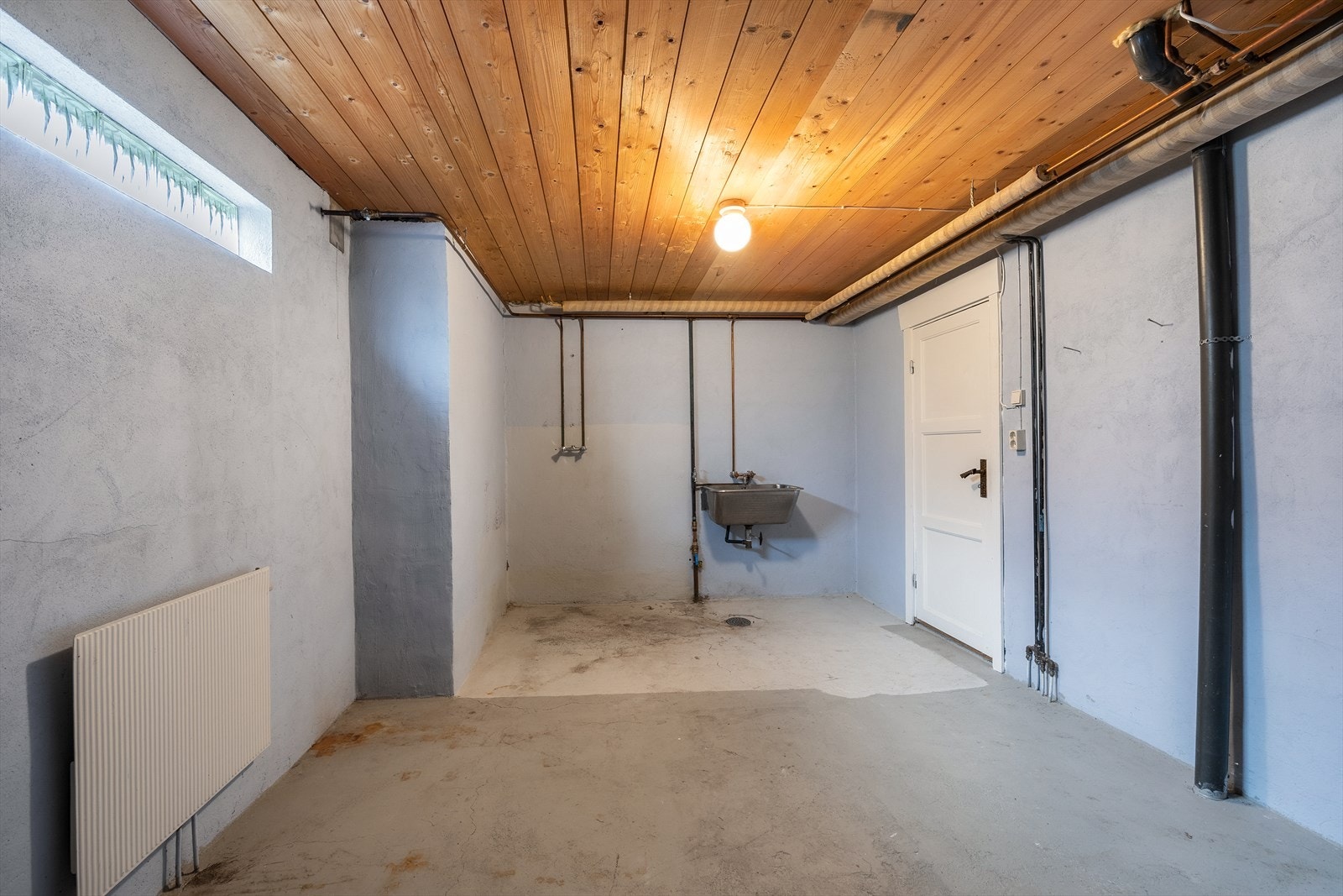 En av bodene har utslagsvask og sluk. Galleribilde