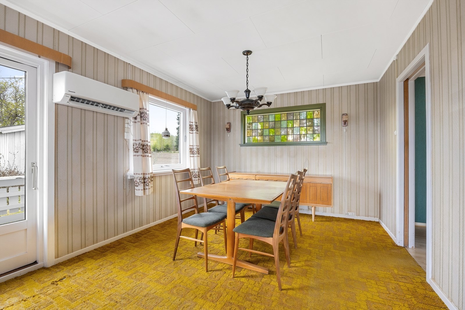 Stuen har både varmepumpe og peisovn - noe som sørger for en jevn, behagelig temperatur året rundt. Galleribilde