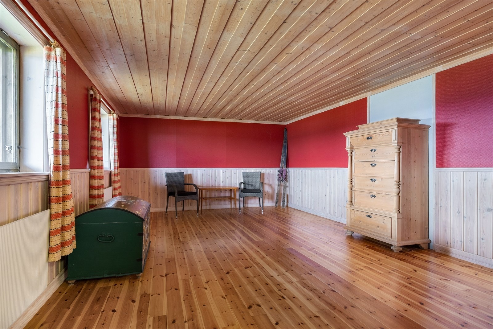 God plass til flere sittegrupper. Galleribilde