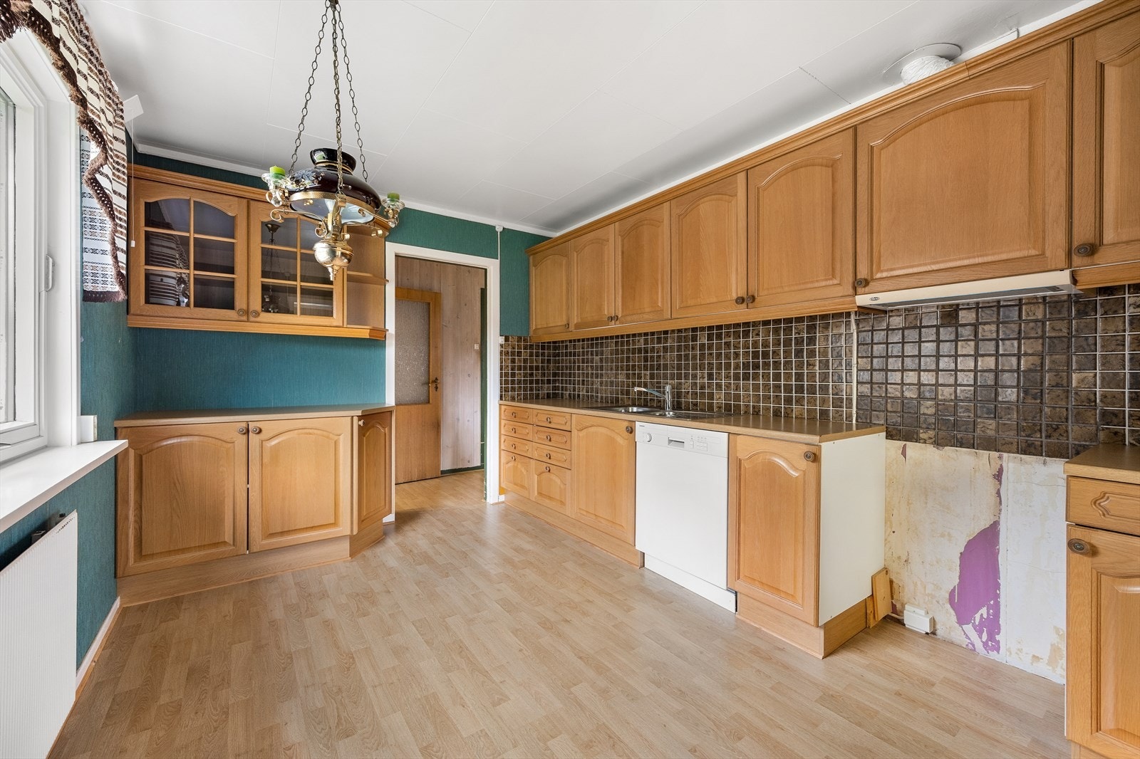 Kjøkkenet ligger i eget rom og har adkomst både fra gang og stue. Ved vinduet er det plass til spisebord. Galleribilde