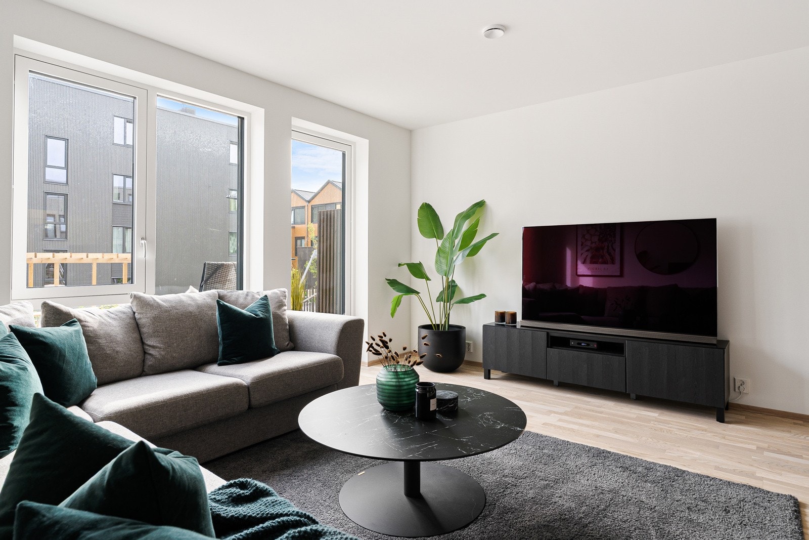 Det er innlagt fiber fra Telenor og tv/internett er inkludert i de månedlige felleskostnadene. Galleribilde