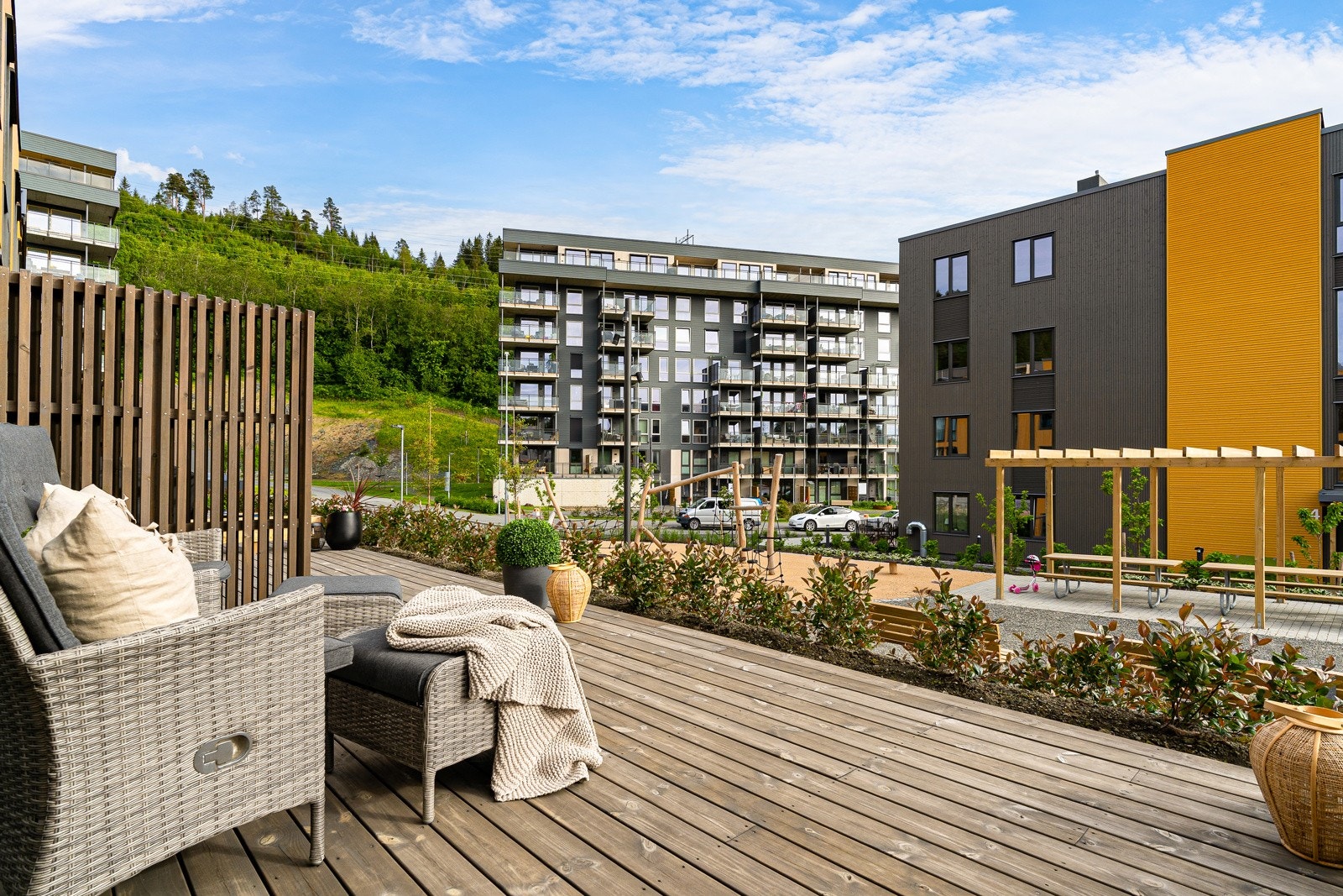 Terrassen er vendt i mot sør-vest og nyter herlige solforhold med lang solgang. Galleribilde