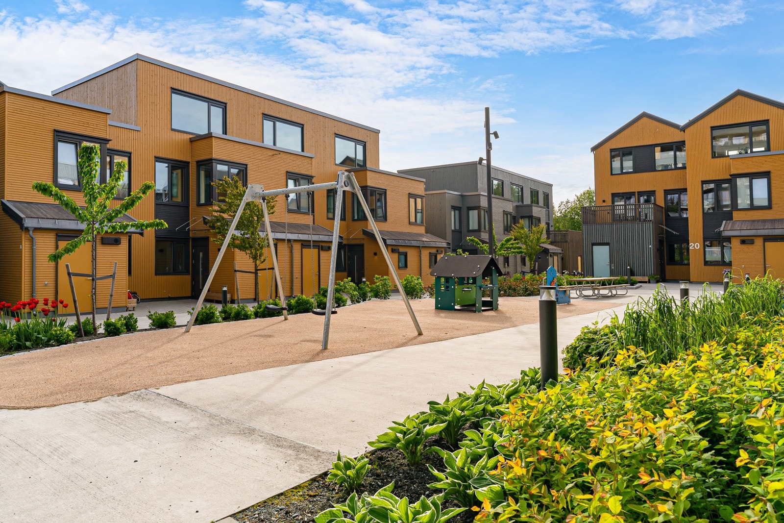 Her er rikelig med lekestativer, parkanlegg og rom for ballaktivitet. Galleribilde