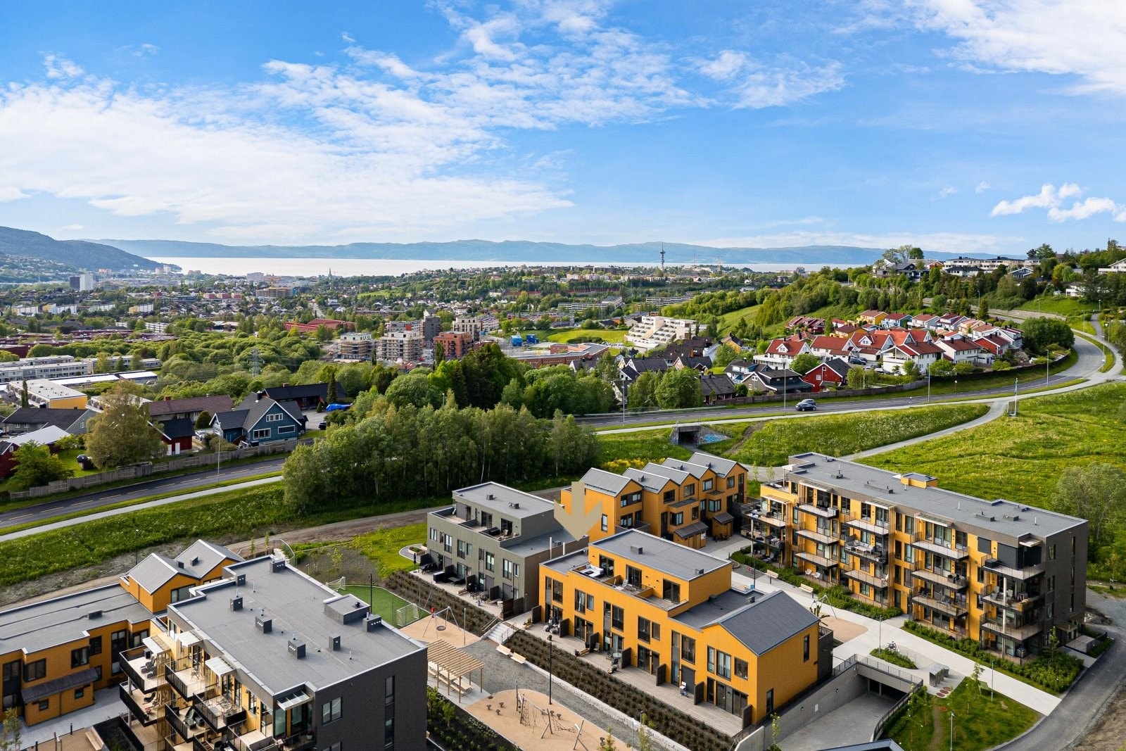 Området sogner til barneskole på Utleira skole og ungdomsskole på Hoeggen. Galleribilde