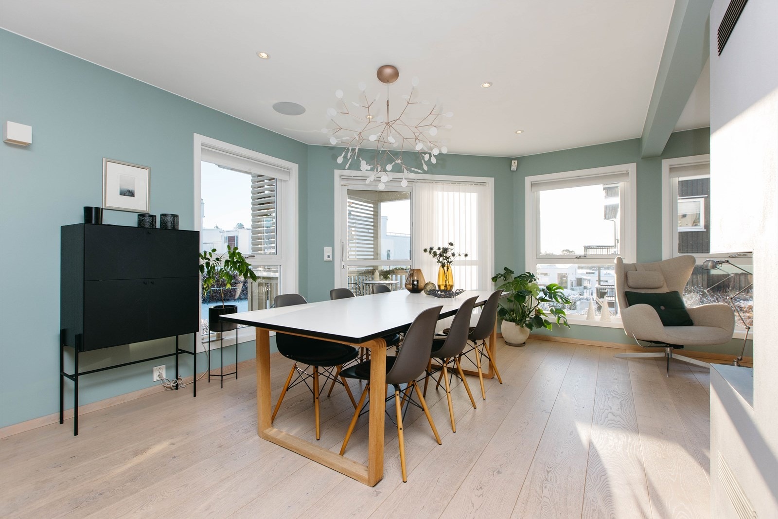 Spisebord plassert ved vinduer som slipper inn godt med naturlig lys. Galleribilde